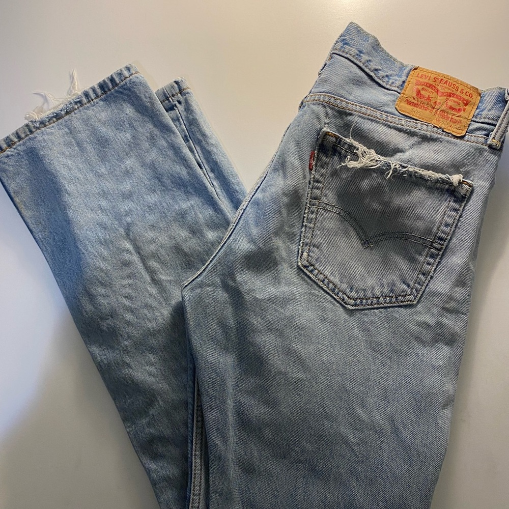 levi’s blue ripped jeans